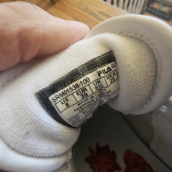 FILA Women Disruptor Sneakers White With Flower Embroidery Size 8. - Picture 2 of 10